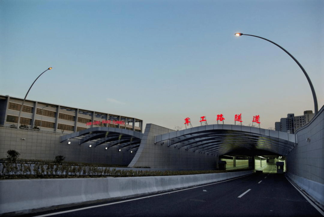 沿规划的龙耀路向东在上海水泥厂北侧过江,隧道下穿耀华玻璃厂码头在