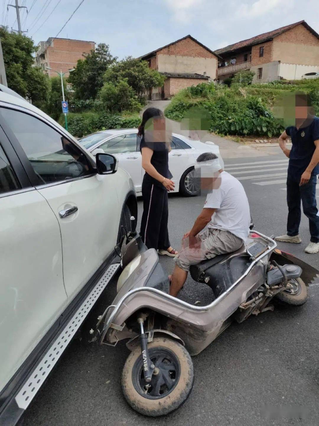 宁都登峰大道田美路口发生车祸,一辆轿车和电动车相撞