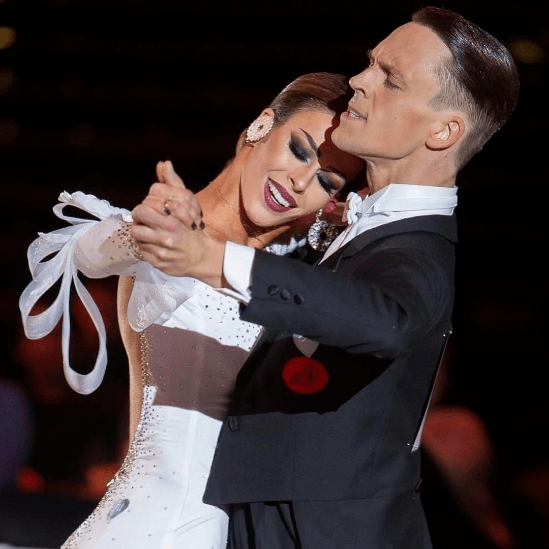 你需要了解,给予和付出必须保持平衡,因为动作的交流是双向的。当舞伴