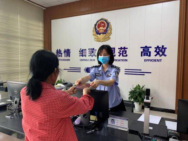 爸爸“死了”,妈妈改嫁!杭州7岁女孩笑得令人心酸......
