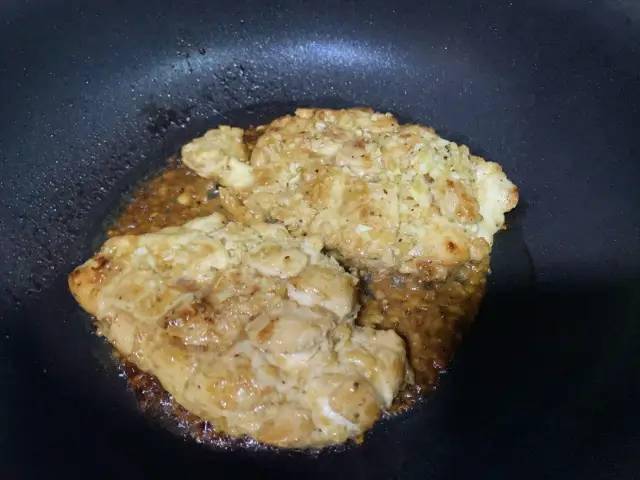 怎么做水煎鸡胸肉 1f4bc43c83d044a086bcfd2a38d298f6.jpeg