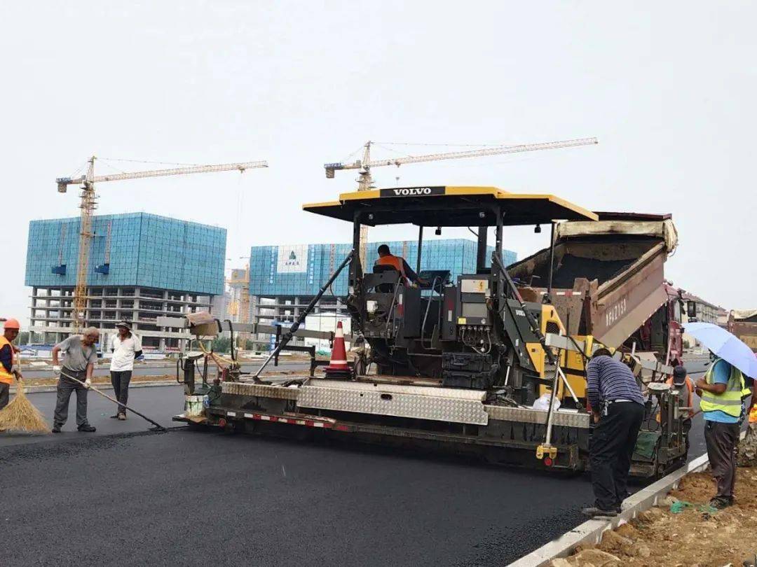 近日,由区住房城乡建设局负责建设的盐系街道路工程开始进行沥青面层