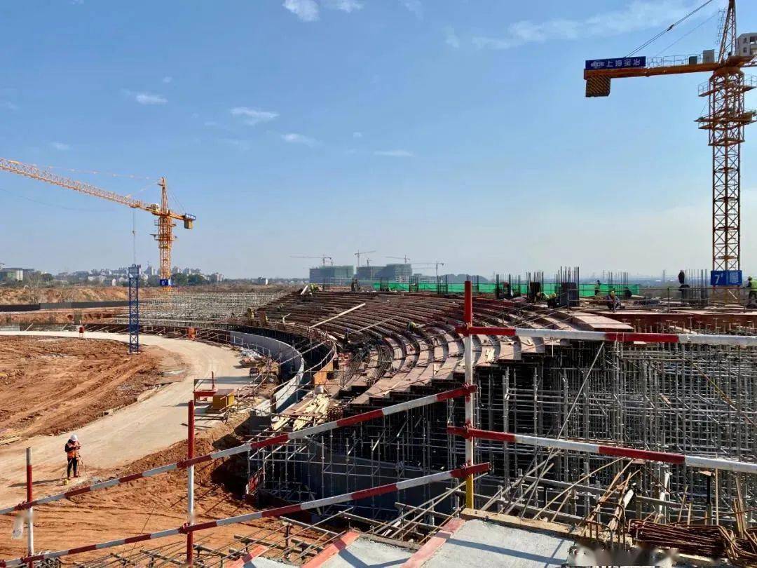 施工现场鸟瞰:由上海宝冶衢州市体育中心工程项目部提供