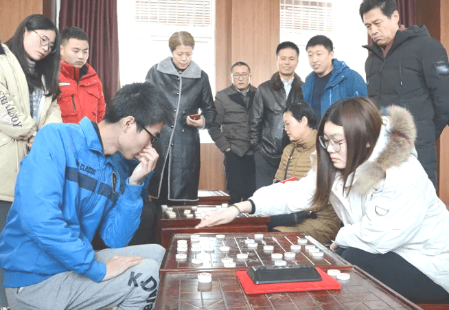 淮海经济区首位象棋女子大师季洁大师和大学生代表下棋