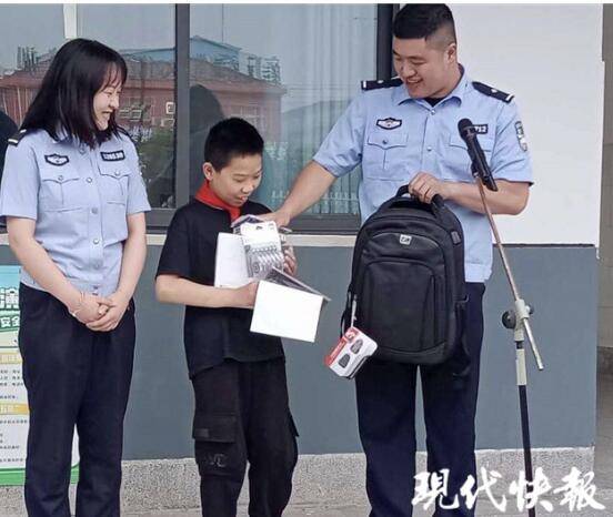 15个月大孩子被锁车内，13岁小学生钻车窗救人