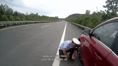 迅速帮助驾驶人更换好备胎,并嘱咐其尽快驶离高速公路