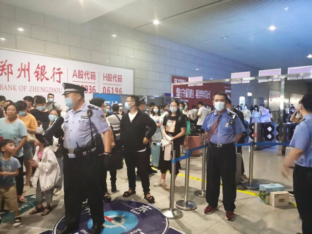 安阳东站派出所风雨中坚守护送旅客暖人心