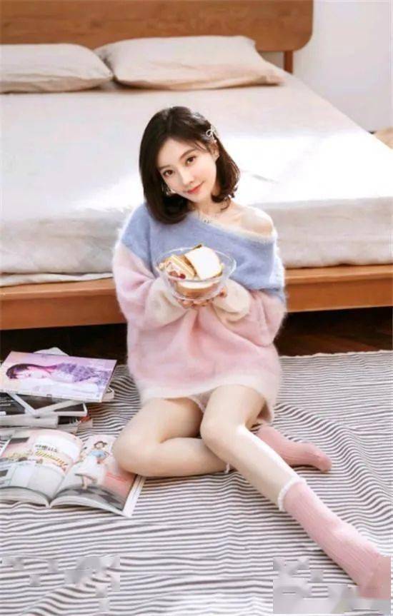 有种白叫"冯提莫的腿,穿上少女袜故意伸直脚,网友:重返18岁
