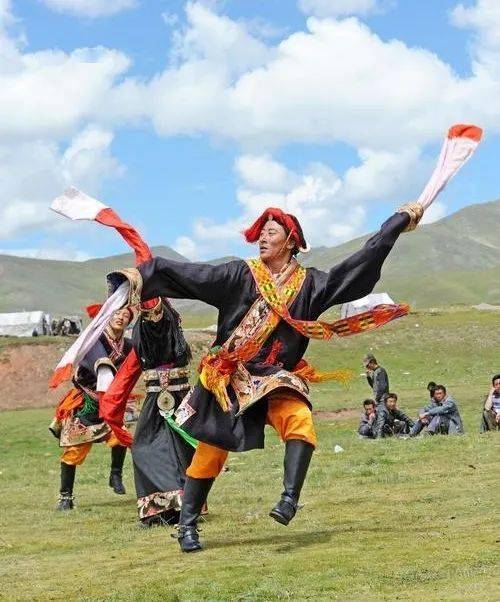 云丽人丨藏族舞蹈的表演服饰选择