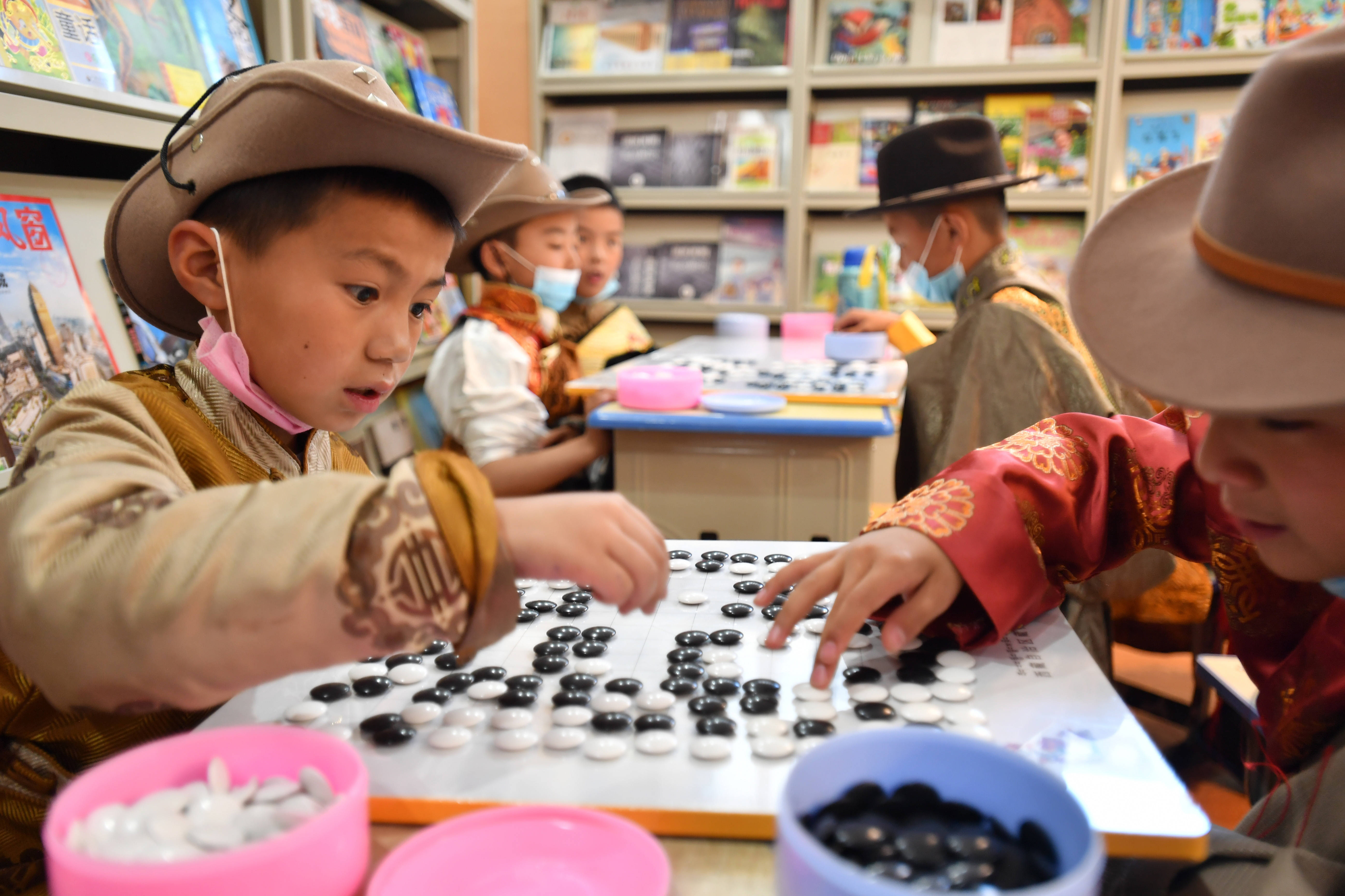 藏棋是一种类似围棋的棋类游戏,也是藏族传统文化的一部分.