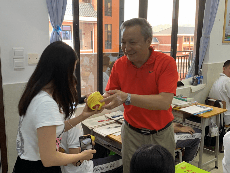 高三|中山这间高中校长给高三学子送苹果,祝平安红火?高考在即