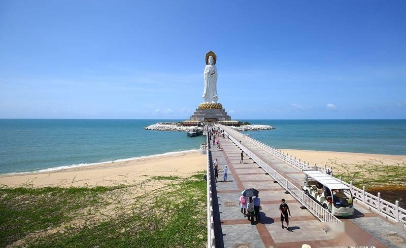 6月27日,游人在三亚南山景区海上观音广场游览,祈福