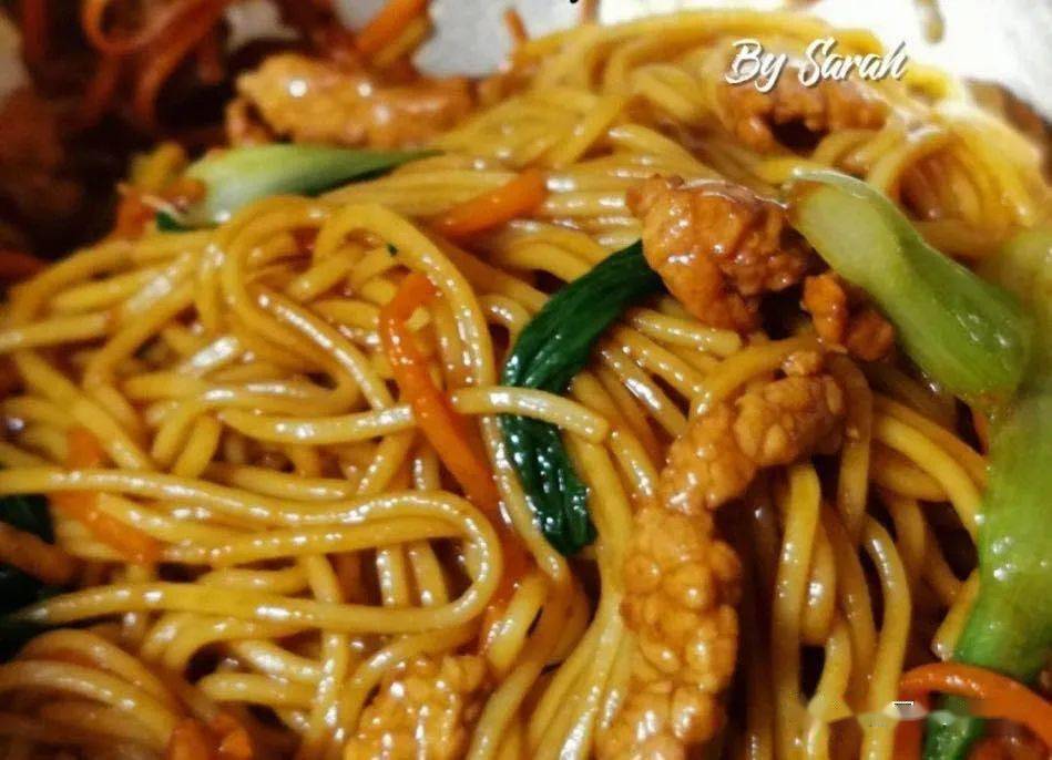 中 餐:鸡蛋肉丝炒面