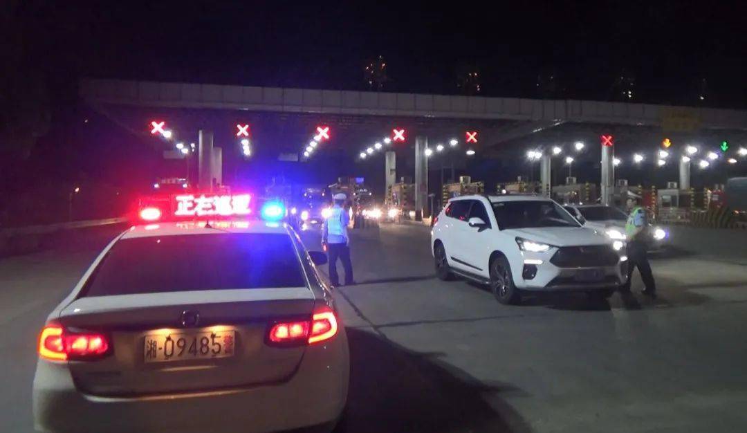 揪心!1岁女童吃奶片被卡,株洲高速交警火速送