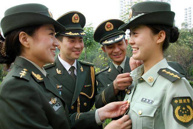 女生参军入伍在部队,主要的发展途径有4条,分别是转士官,考士官学校