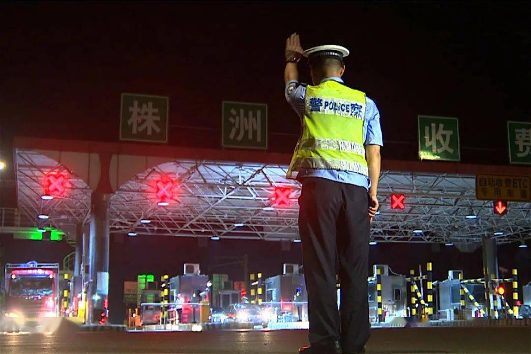 揪心!1岁女童吃奶片被卡,株洲高速交警火速送