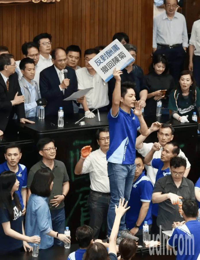 国民党宣称要占领“立法院”3天3夜,19小时后被