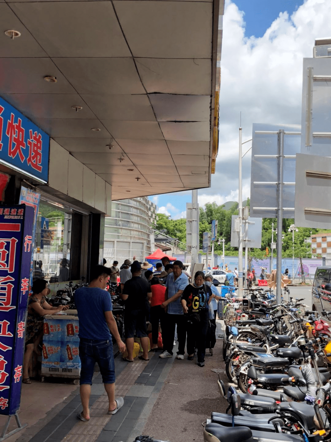 为主不同,中英街上新开了一些如华港百货等规模相对较大的百货商城