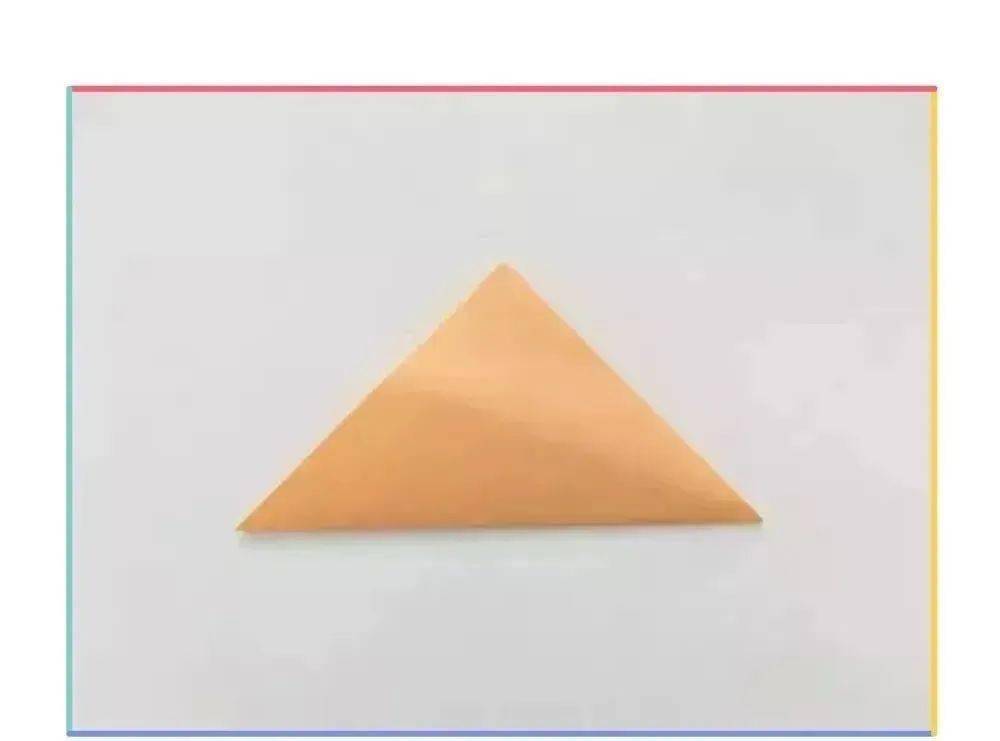 1.将正方形的彩色折纸对折成三角形.