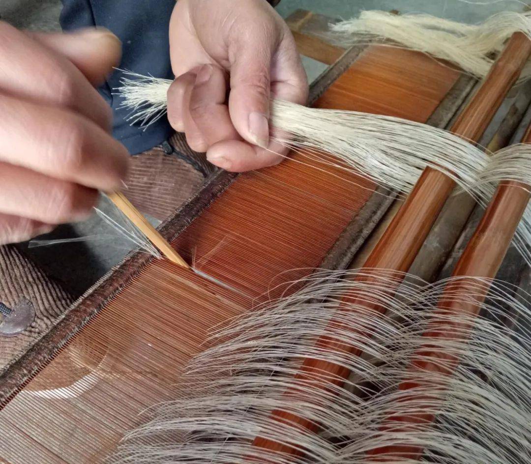 用一个长约两寸,内径约一寸的圆筒将麻线挽成麻团作为织布时的经线.