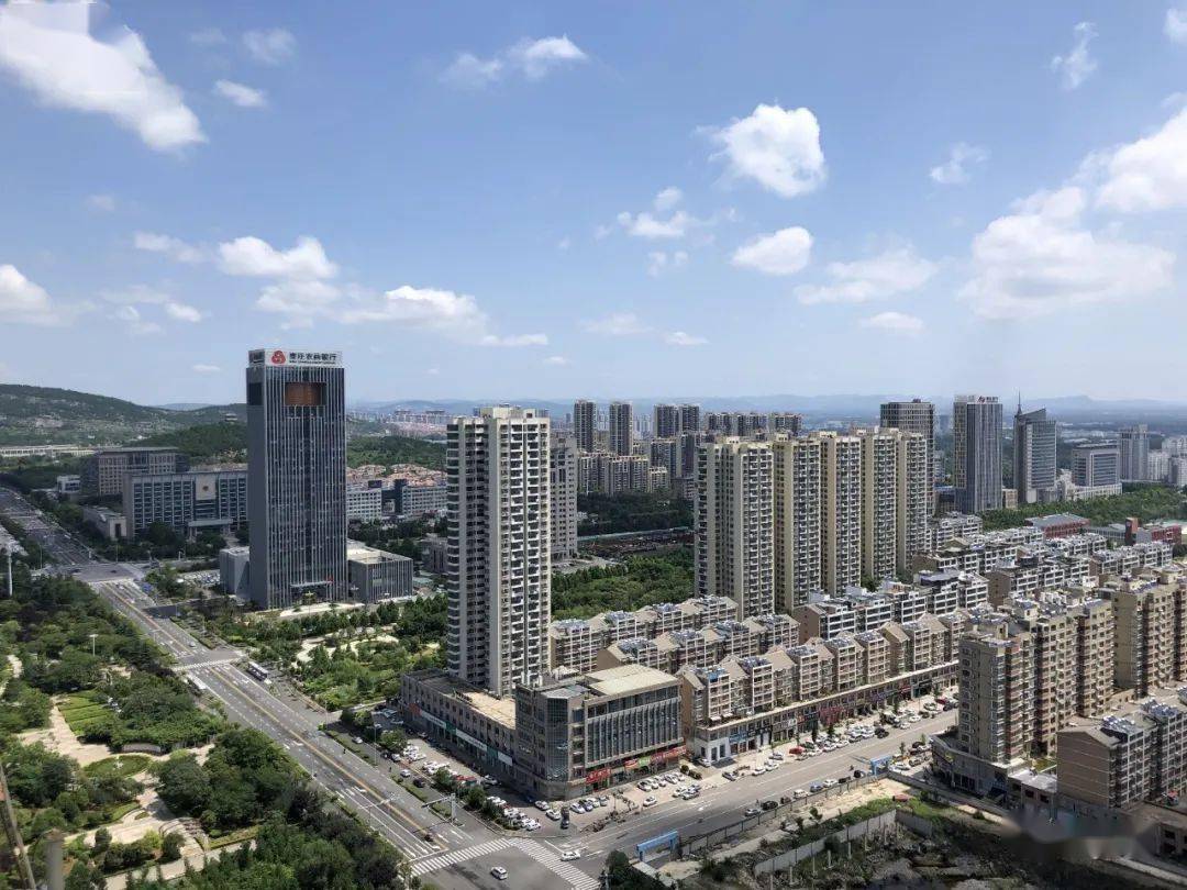 人的朋友圈 猝不及防地被蓝天白云给刷屏了 站在高处 俯瞰枣庄新城