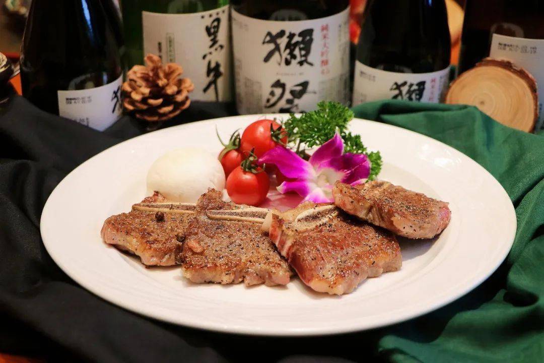 香煎牛仔骨:带骨的细嫩肉质香味满满袭来,细嚼之间唇齿都是鲜嫩的肉