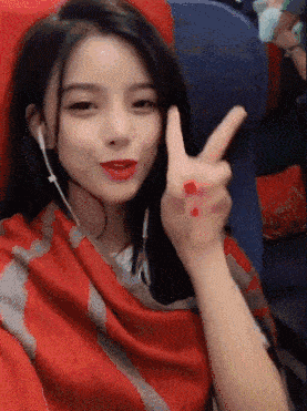 游泳池中发现一位美女没跳上去,确实有点尴尬