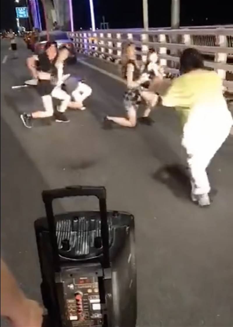 汕头网红桥上有人占车道大跳钢管舞,旁边车流