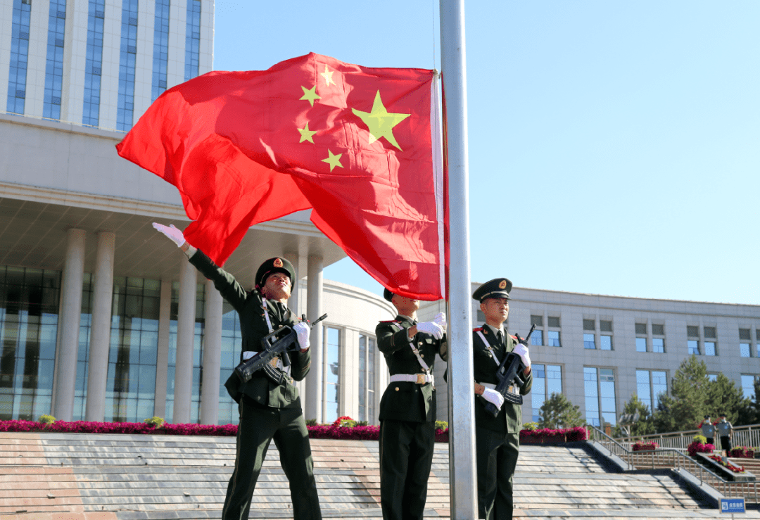 石河子隆重举行升国旗仪式 庆祝中国共产党成立99周年