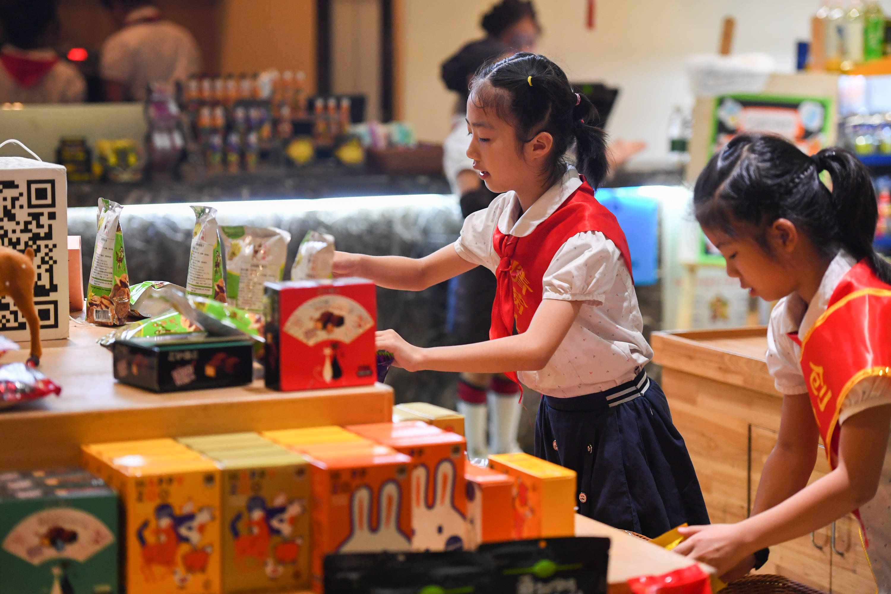 7月1日,长沙市雨花区枫树山中航城小学的孩子们在劳动课上体验当售货