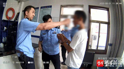 小伙带着洗漱用品到派出所:“你查查,我是不