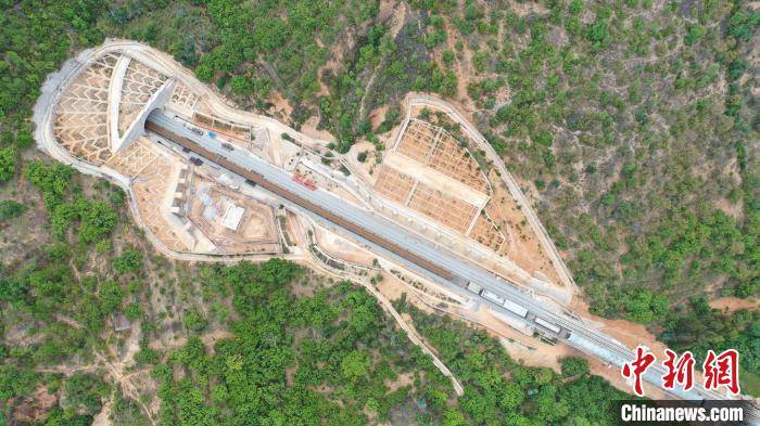 中老铁路玉磨段整体道床开始铺轨 明年二季度与老挝段连通