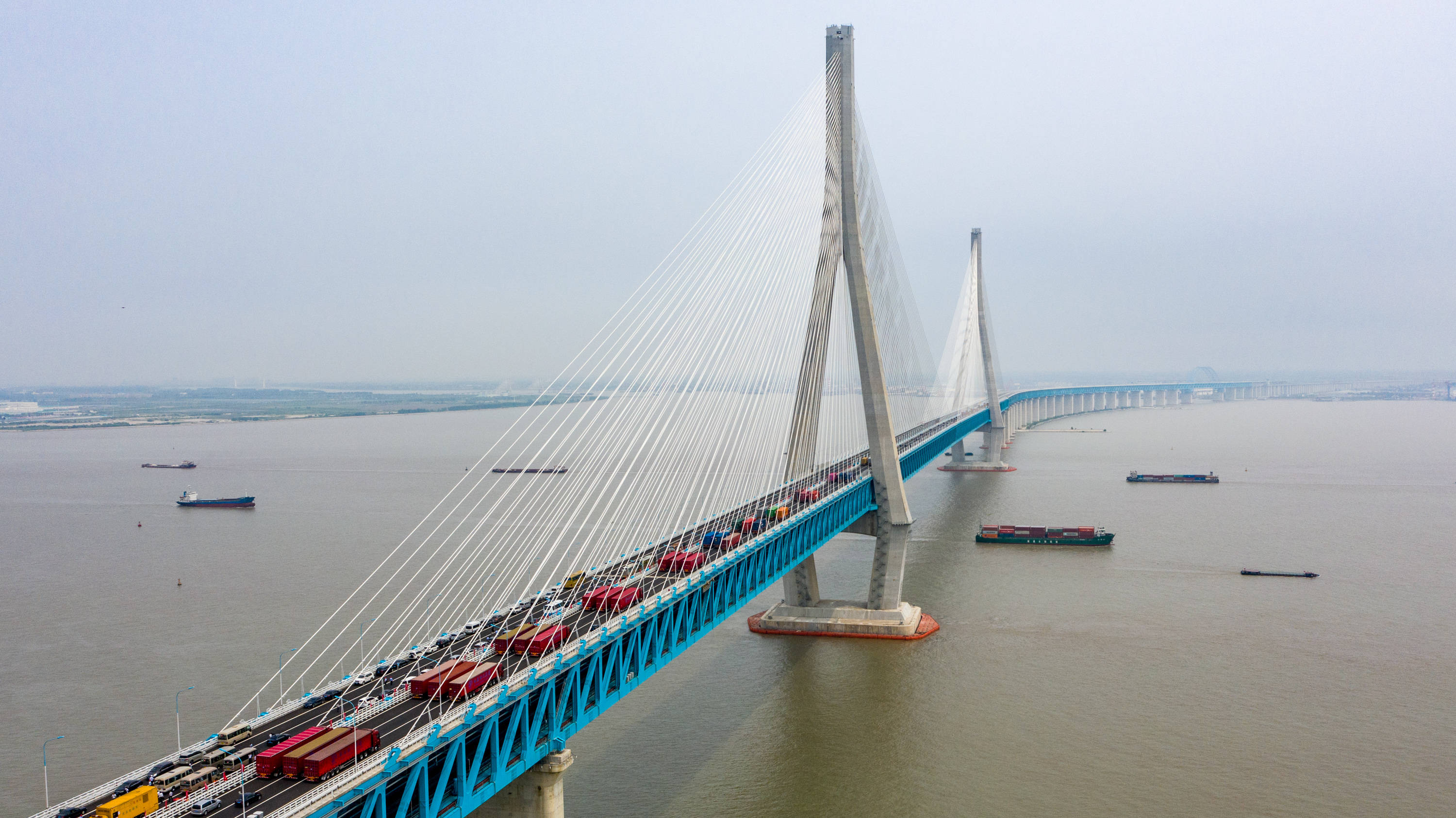沪苏通长江公铁大桥正式开通运营