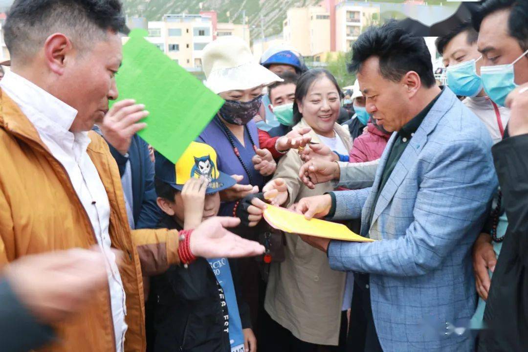 为与会家长发放宣传册信息来源:玉树市教育监 制 | 昂文普措