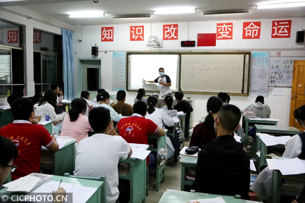 王春|江苏连云港：挑灯夜读 备战高考