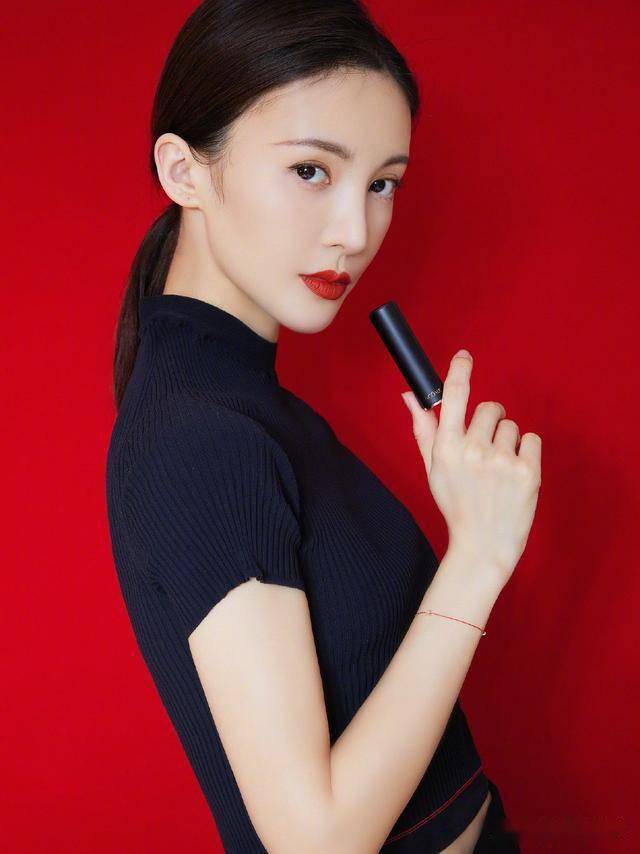 29岁金晨撞上30岁李斯丹妮,同为红唇配黑衣造型,到底谁更有范?