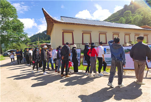 若尔盖雪山草地树丰碑长征精神代代传