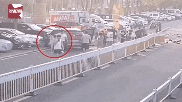 情侣酒驾失控翻车,被救出后牵手离开,网友:?