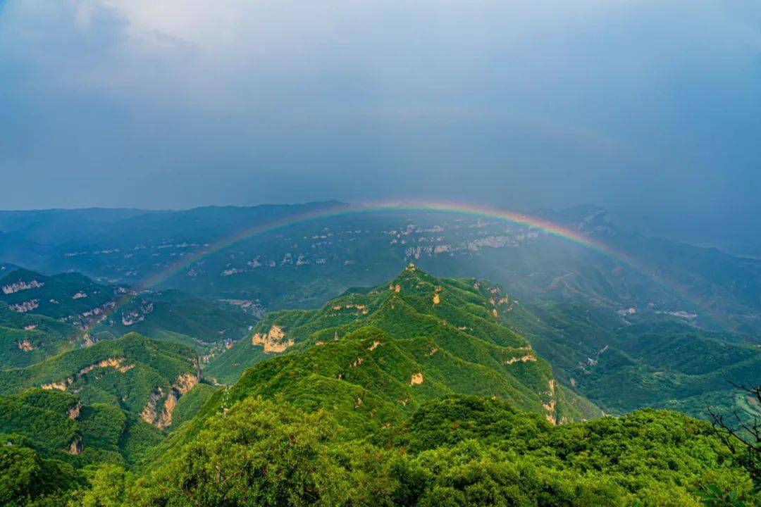 云丘就是位于临汾乡宁县的云丘山.黄山天下奇,云丘天下美.