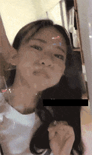 搞笑GIF趣图:看起来挺淑女的妹子,没想到也是个逗比