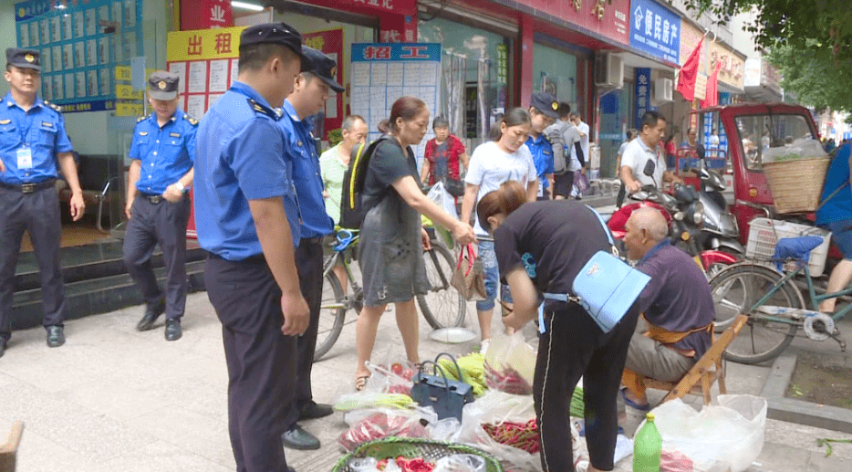 犍为"地摊经济"占道经营!