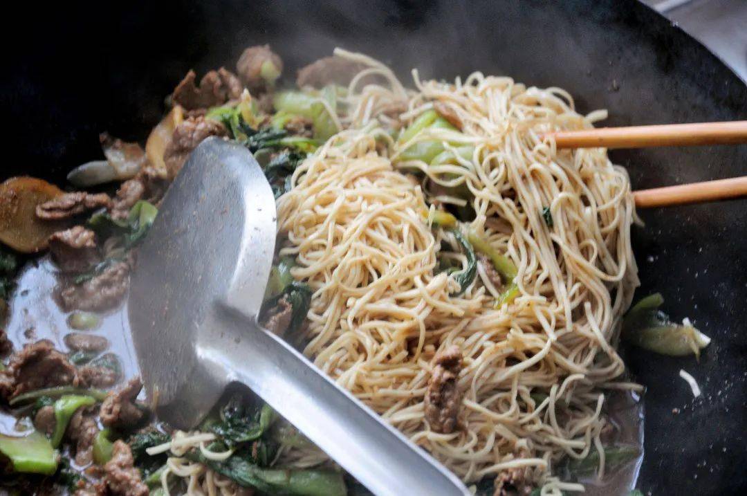 河南人做面真有一手，不煮不炒也不燜，根根勁道不成坨 熱愛美食 第22张