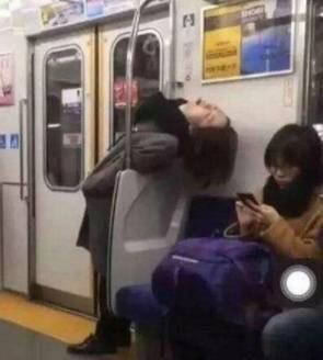 搞笑GIF趣图:看起来挺淑女的妹子,没想到也是个逗比