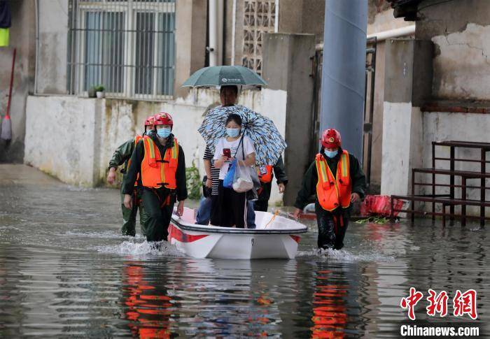 救援|强降雨致湖北黄冈局地内涝 消防疏散转移30余人