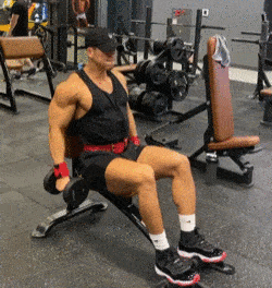 他拥有强壮的肌肉,她拥有性感蜜桃臀,这对情侣诠释:力