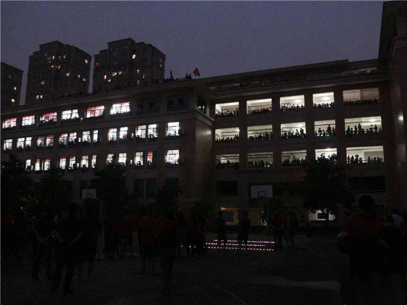 高三|永远难忘…海宁3所学校晚上出现震撼一幕…