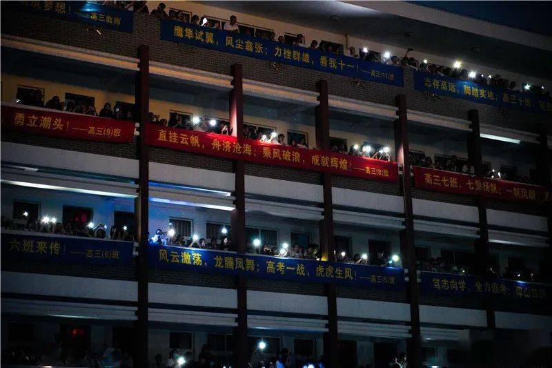 高三|永远难忘…海宁3所学校晚上出现震撼一幕…