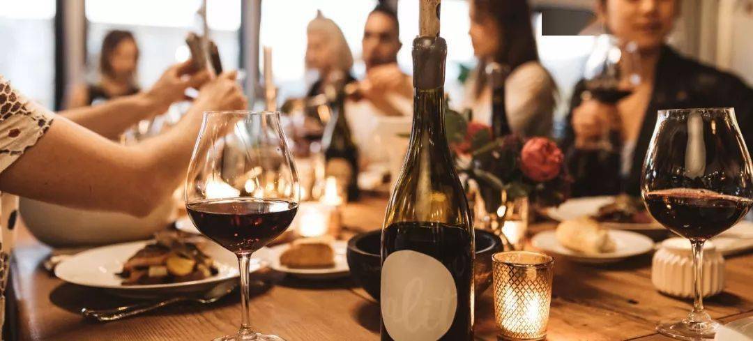 乐于参加各种酒会,刚认识的酒友如同失散多年的挚友