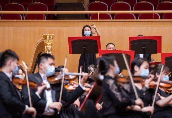 分别是斯美塔纳的音乐交响诗《我的祖国-伏尔塔瓦河》,以及贝多芬