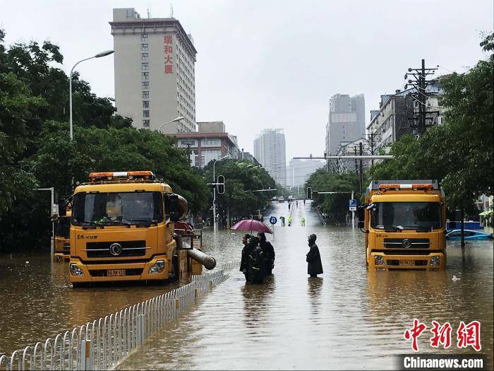 路段|暴雨袭城武汉部分路段短时渍水 防汛排涝形势严峻
